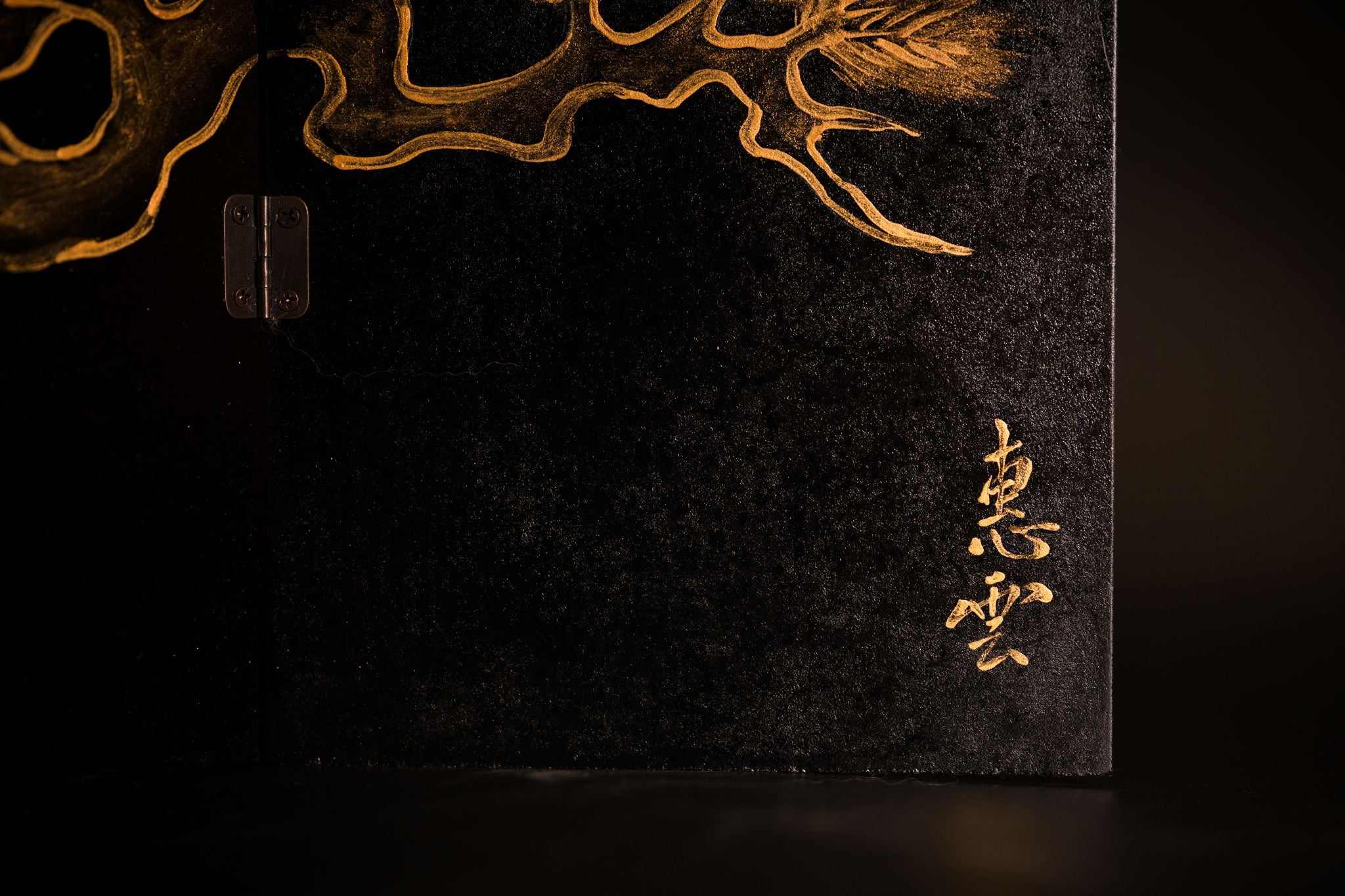 Yōgan [鷹眼]– Gaze of the Hawk Byōbu Screen | Painted in gold by Keiun Komori, 5th-generation Furyu mask carver