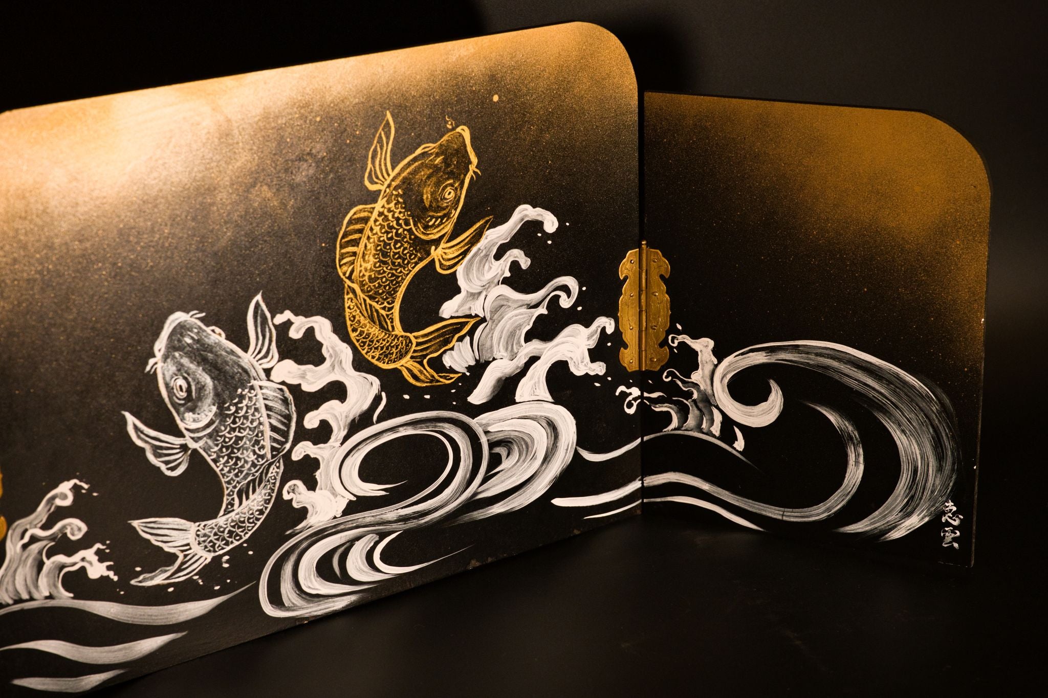 Shōri [昇鯉]– The Ascending Koi Byōbu Screen | Painted in gold and silver by Keiun Komori, 5th-generation Furyu mask carver