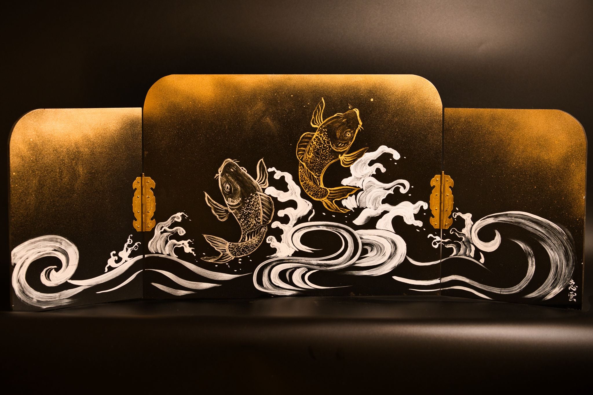 Shōri [昇鯉]– The Ascending Koi Byōbu Screen | Painted in gold and silver by Keiun Komori, 5th-generation Furyu mask carver