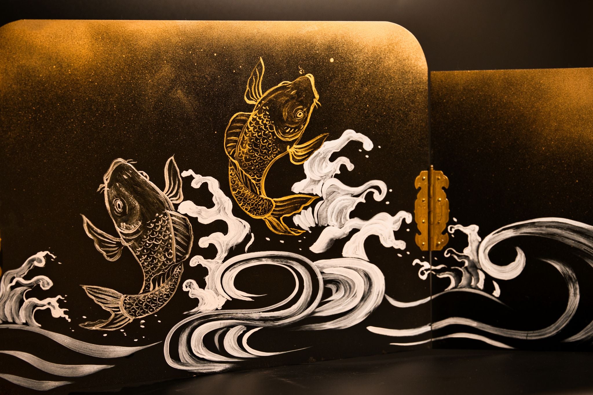Shōri [昇鯉]– The Ascending Koi Byōbu Screen | Painted in gold and silver by Keiun Komori, 5th-generation Furyu mask carver