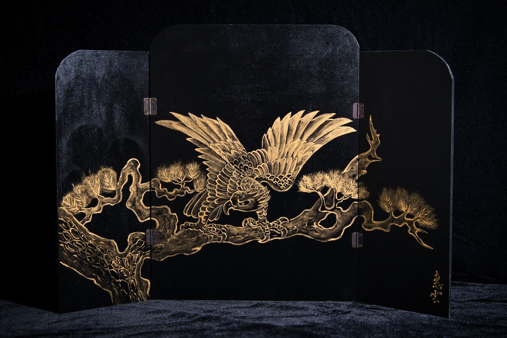 Yōgan [鷹眼]– Gaze of the Hawk Byōbu Screen | Painted in gold by Keiun Komori, 5th-generation Furyu mask carver