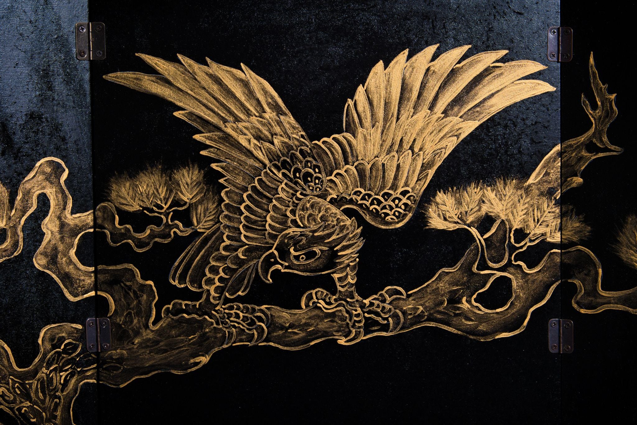 Yōgan [鷹眼]– Gaze of the Hawk Byōbu Screen | Painted in gold by Keiun Komori, 5th-generation Furyu mask carver